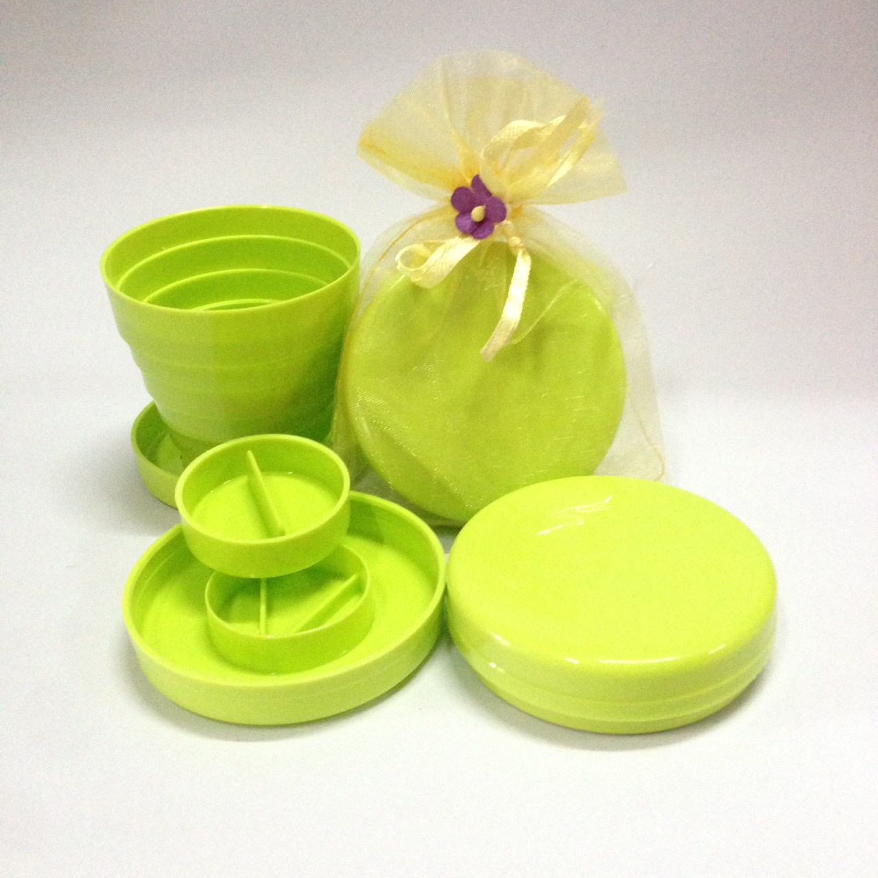 แก้วน้ำพับได้ ใช้ตัดยาได้ พร้อมฝาปิด คละสี แพ็คถุงผ้าแก้ว