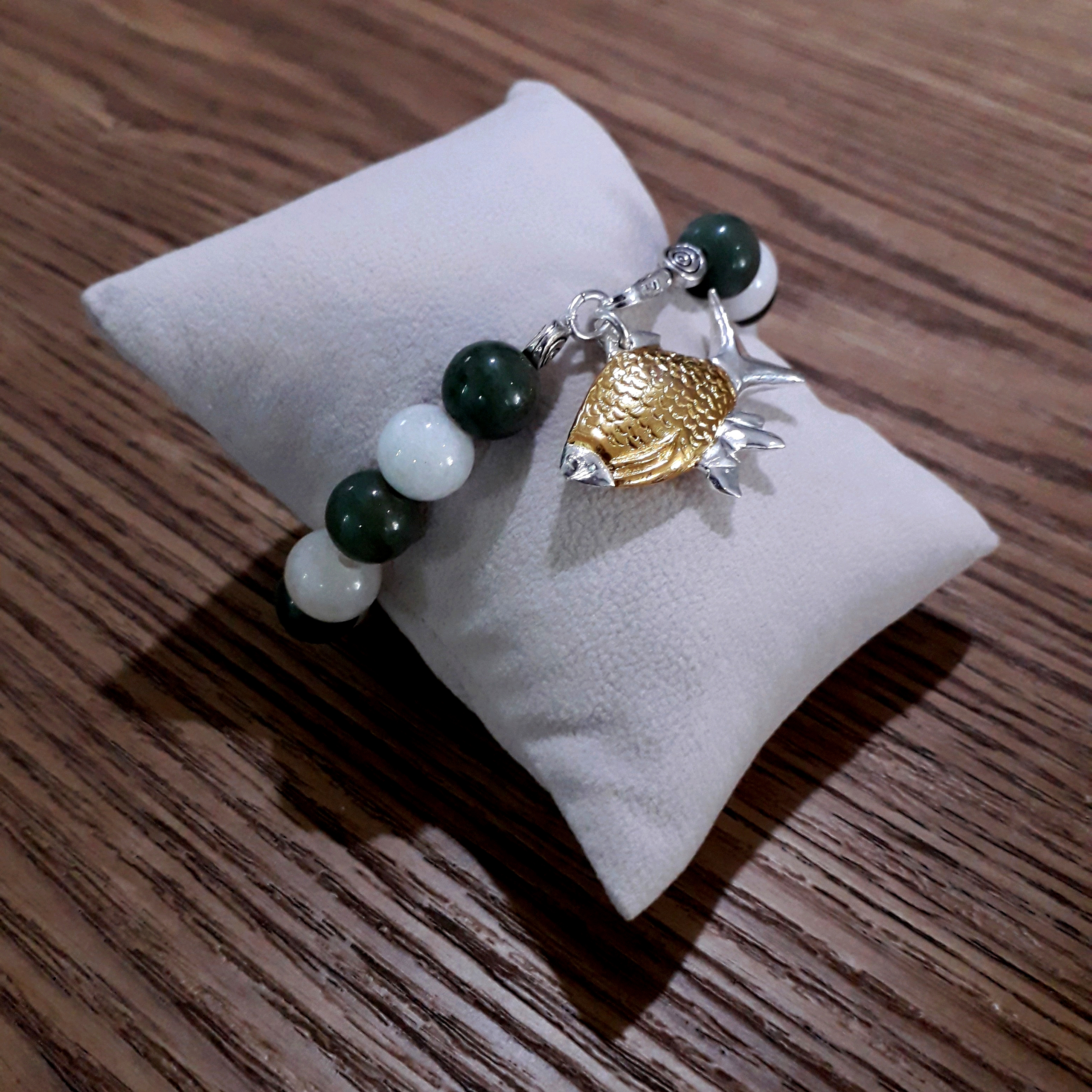 สร้อยข้อมือ หยกขาวและเขียว คั่นปลาปลาตะเพียน @ 5.5 cm. Green/white 1 SF-81