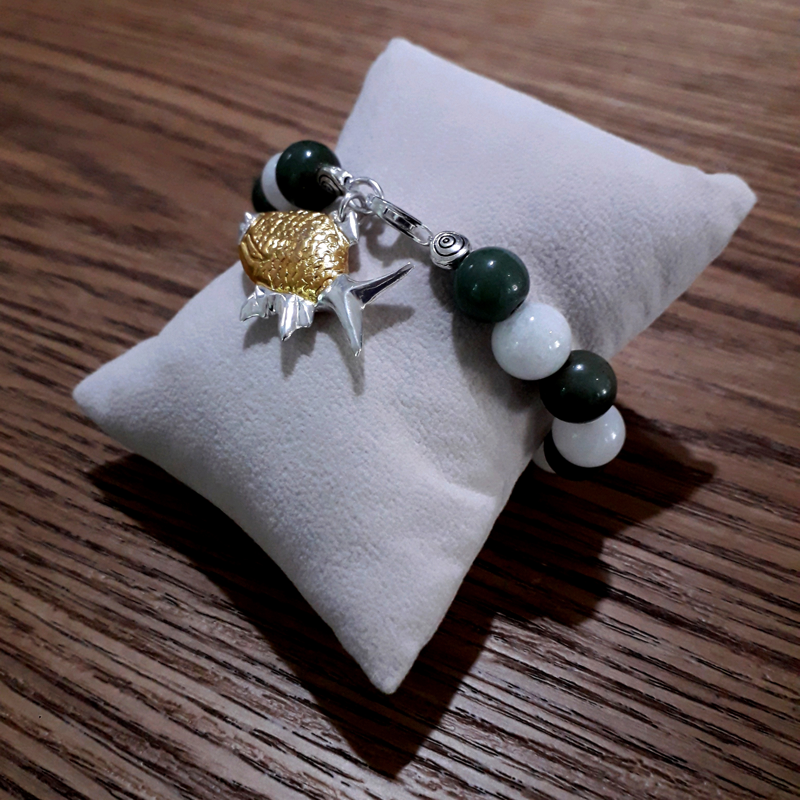 สร้อยข้อมือ หยกขาวและเขียว คั่นปลาปลาตะเพียน @ 5.5 cm. Green/white 1 SF-81