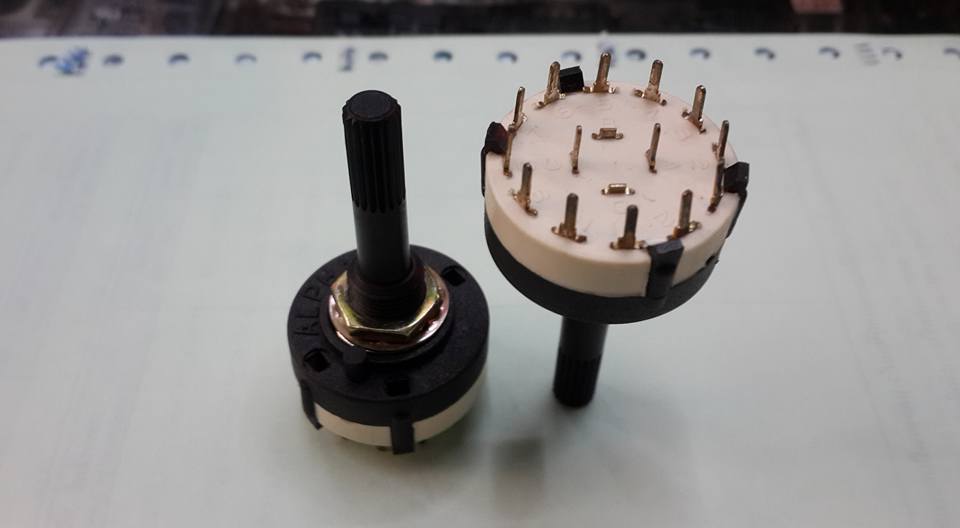 ขาย ซีเล็คเตอร์ สวิทช์ 6ช่อง5แก็ก selector switch ซีเล็คเตอร์สวิทช์ แบนด์สวิทช์ ปรับ 6ช่อง5แก็ก ตัวพลาสติก สีดำ แกนยาว ราคา ตัวล่ะ . . . . หน่วย บาท