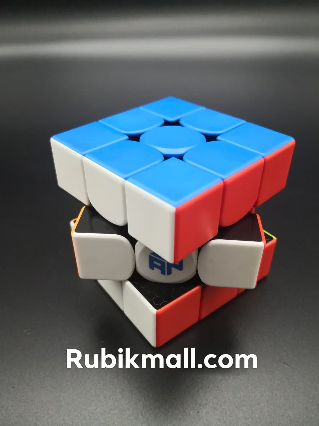 รูบิค3x3 GAN 356 R S NEW รุ่นนี้เป็นรุ่นพัฒนาขึ้น จาก GAN356 R ที่เป็นตัวรุ่นยอดนิยม น้ำหนักตัวรูบิคอยู่ที่ 72 กรัม Stickerless เบาและลื่นมากมาก คุณภาพตัวรูบิคดีมากมาก rubik.รูบิค.รูบิก.ลูกบิก.ของเล่นเสริมพัฒนาการ Rubikmall จำหน่ายของแท้เท่านั้น