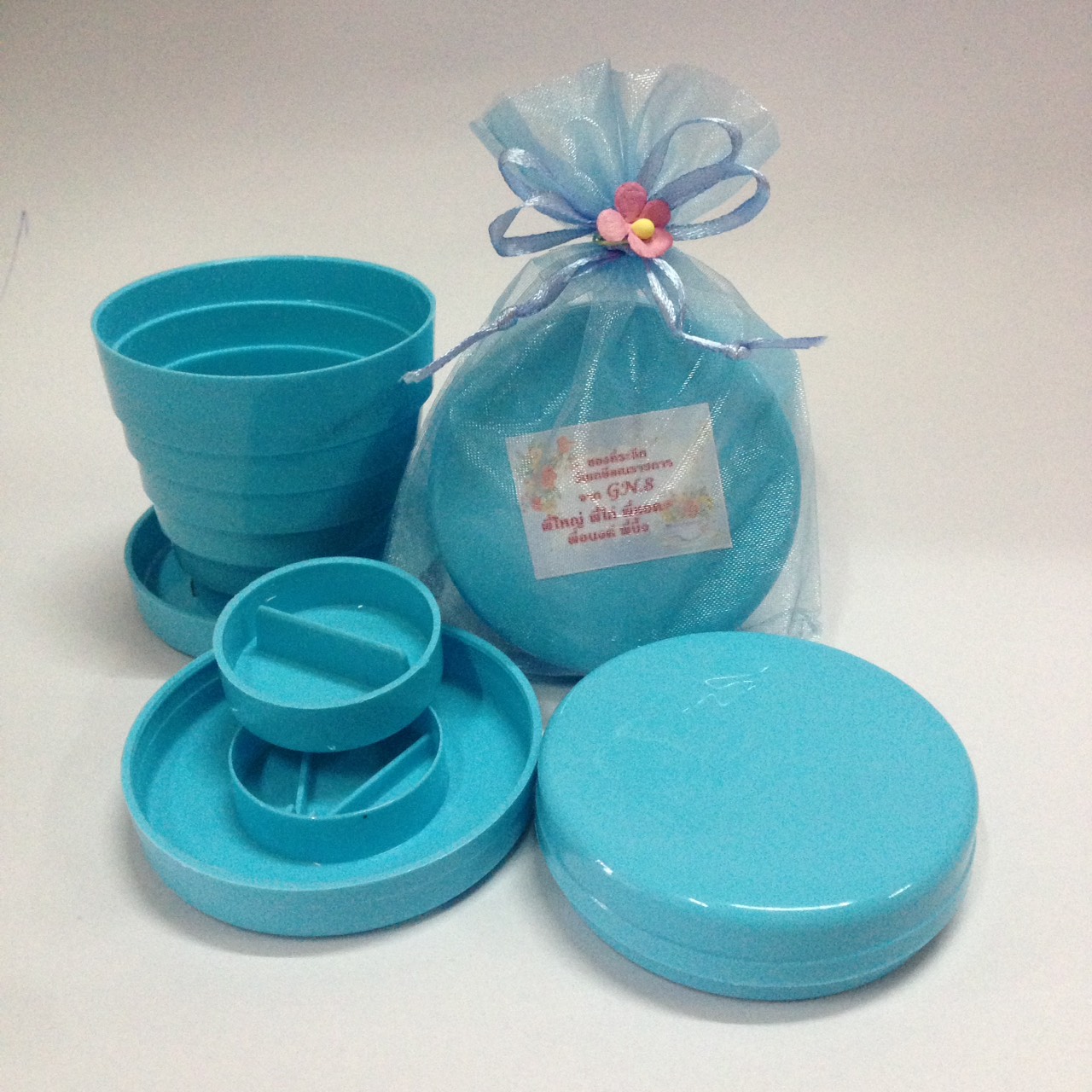 แก้วน้ำพับได้ ใช้ตัดยาได้ พร้อมฝาปิด คละสี แพ็คถุงผ้าแก้ว