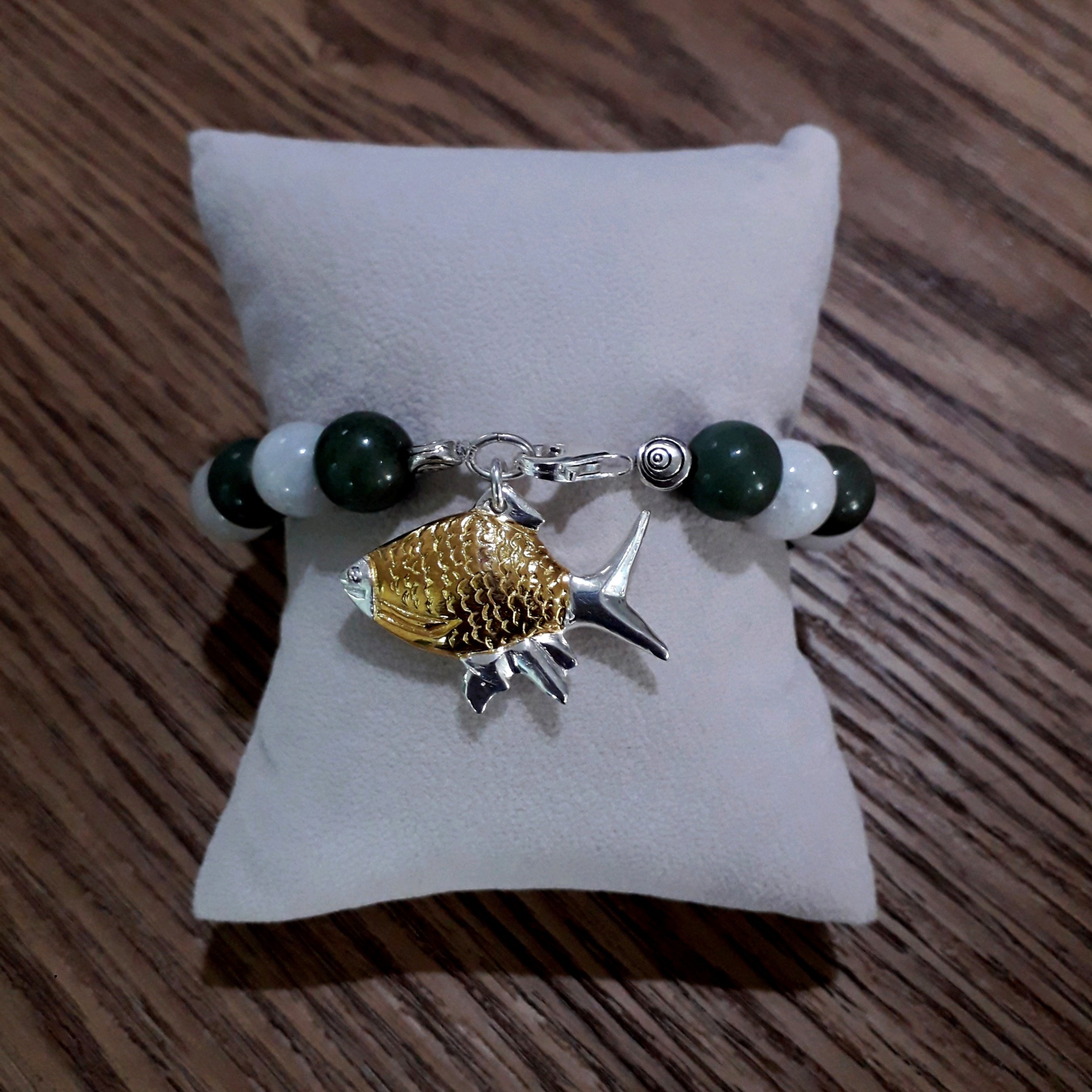 สร้อยข้อมือ หยกขาวและเขียว คั่นปลาปลาตะเพียน @ 5.5 cm. Green/white 1 SF-81