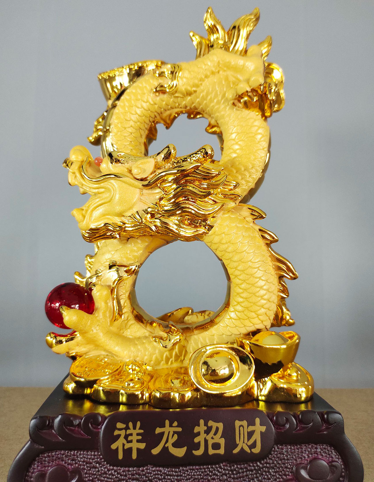 รูปปั้นมังกรเลขแปด ชูลูกแก้วแดง