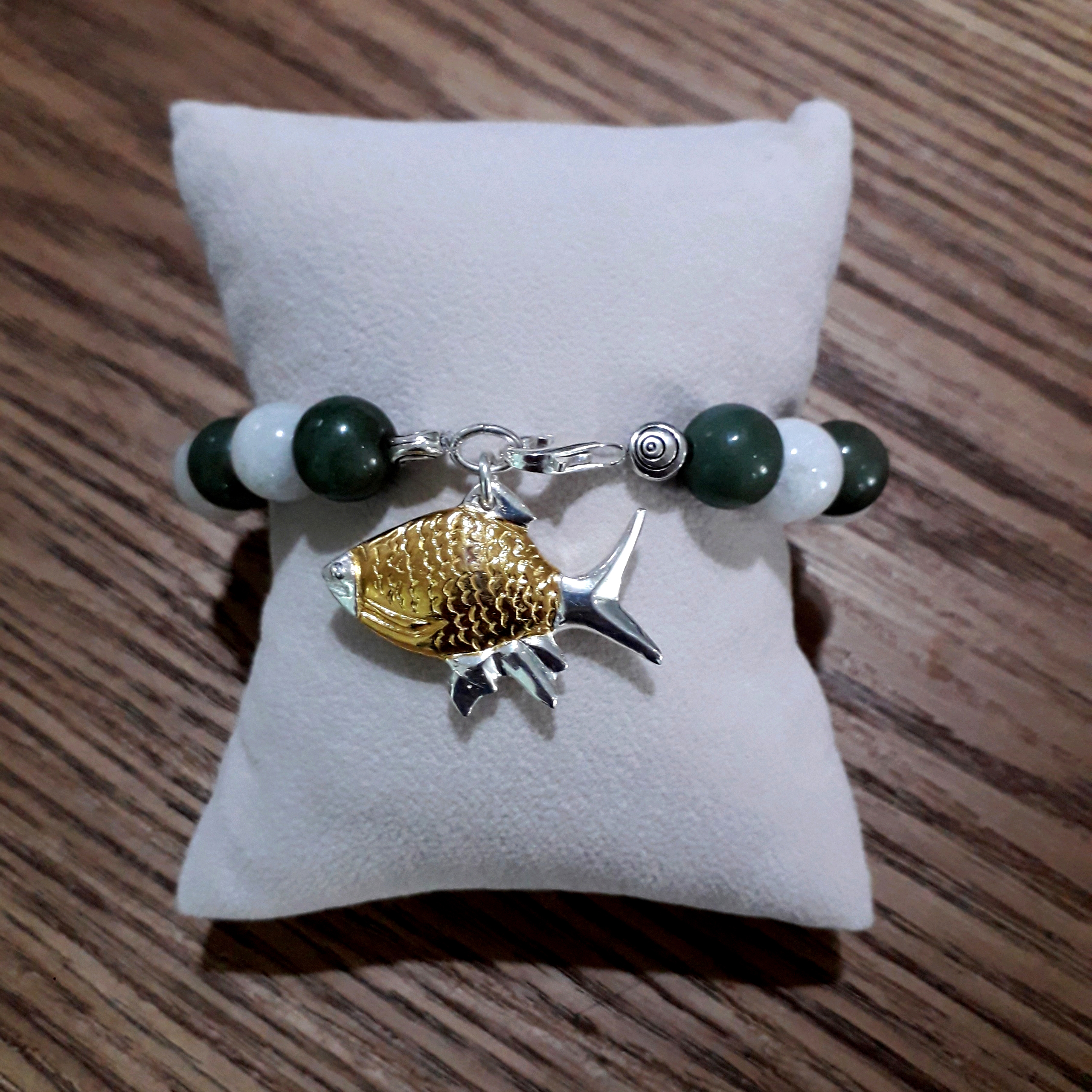 สร้อยข้อมือ หยกขาวและเขียว คั่นปลาปลาตะเพียน @ 5.5 cm. Green/white 1 SF-81