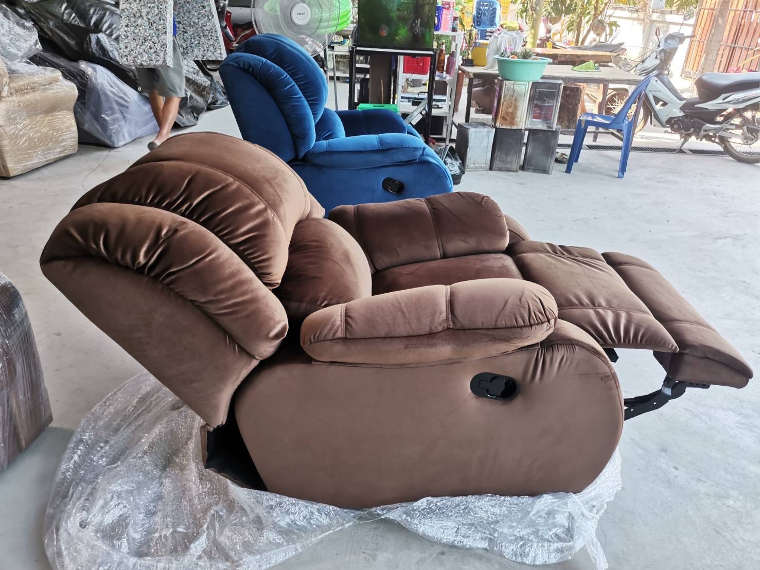 เก้าอี้นวดเท้ารุ่นรีไคลเนอร์ 💥ผ้ากำมะหยี่สีน้ำเงิน 💥 ราคายังไม่รวมค่าส่ง เลือกสีอื่นได้ทางช่องแชทไลน์ค่ะ