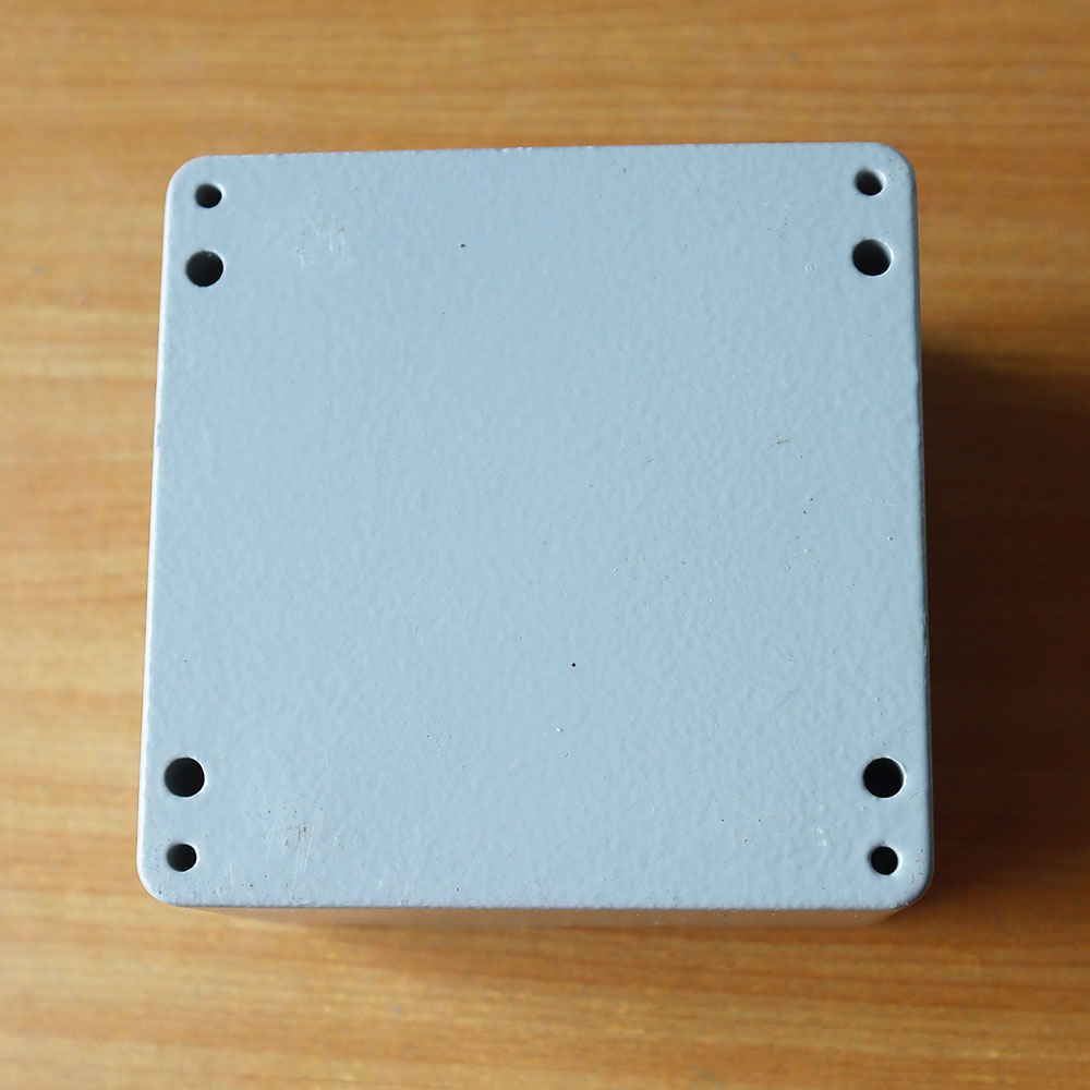 กล่องอลูมิเนียมกันน้ำ IP66 สีเทา ขนาด 100 X 100 X 80 มม.