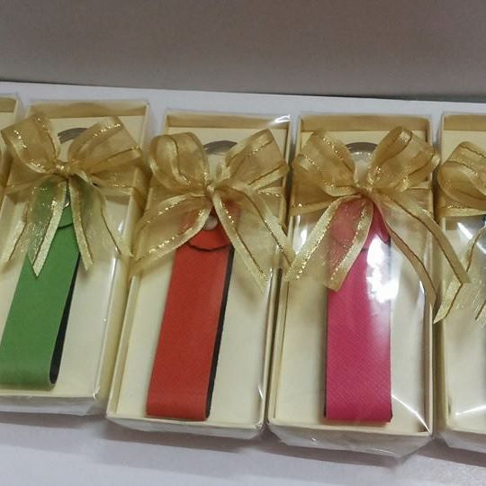 พวงกุญแจหนัง PVC คละสี แพ็คกล่องติดโบว์