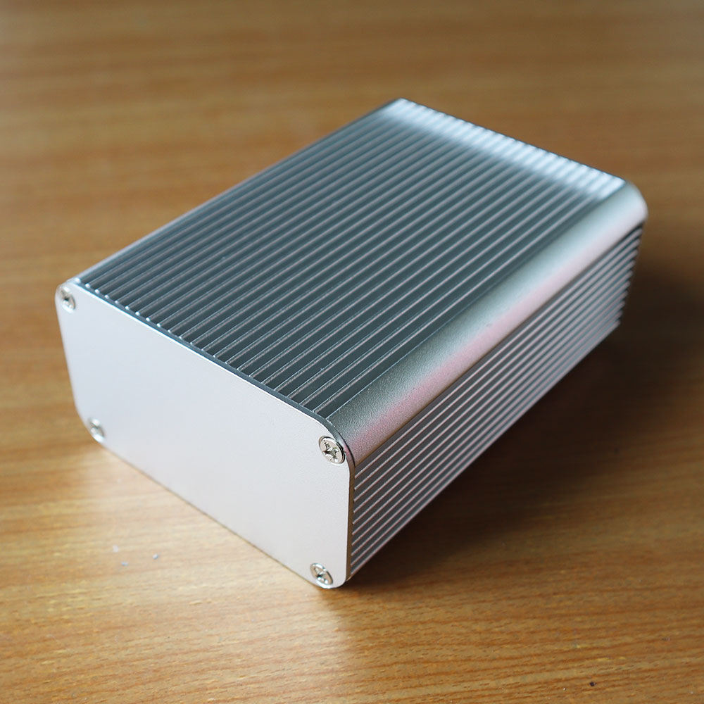 กล่องอลูมิเนียมสีเงิน ขนาด 45 X 80 X 110 mm.