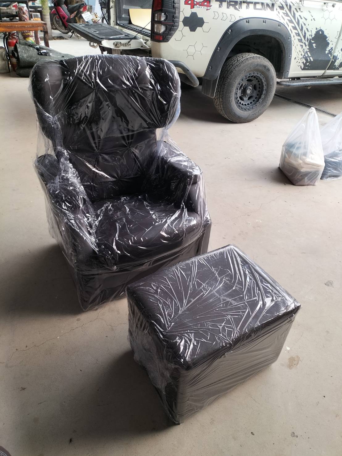 เก้าอี้นวดเท้า รุ่นรถถัง 1 ชุดมี 3 ชิ้น Reflexology and foot Massage Chair is a specialized form of foot massage.