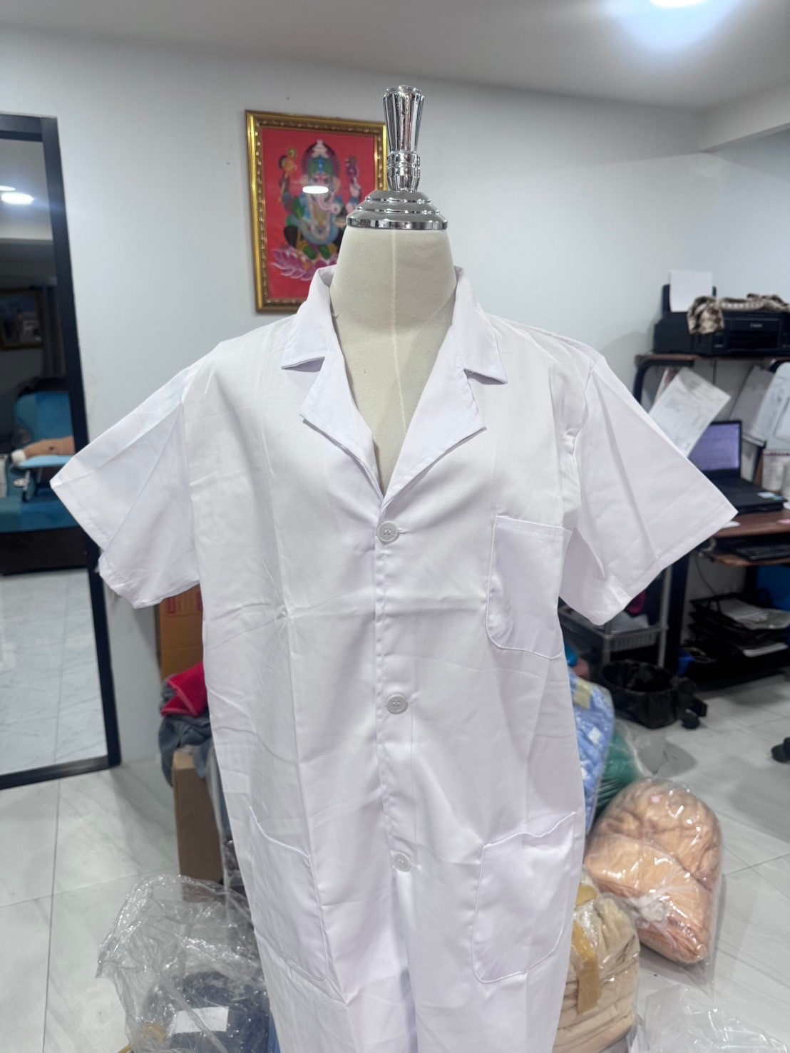 เสื้อกาวน์ เสื้อกราวน์แพทย์ หลากหลายไซส์ มีทั้งแขนยาวและแขนสั้น เครื่องแบบทำงานในห้องปฏิบัติการของโรงพยาบาล