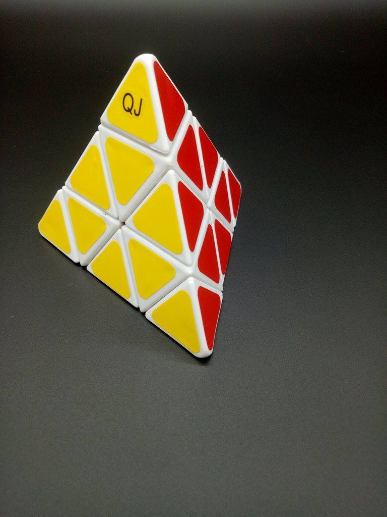 รูบิค พีระมิด Rubik pyraminx black White มีแกนหมุนที่แข็งแรง เล่นลื่น เล่นทน Rubikmall จำหน่ายของแท้เท่านั้น Rubik.รูบิค.รูบิก.ของเล่นเด็กเสริมพัฒนาการ ไอคิว ฝึกสมาธิ