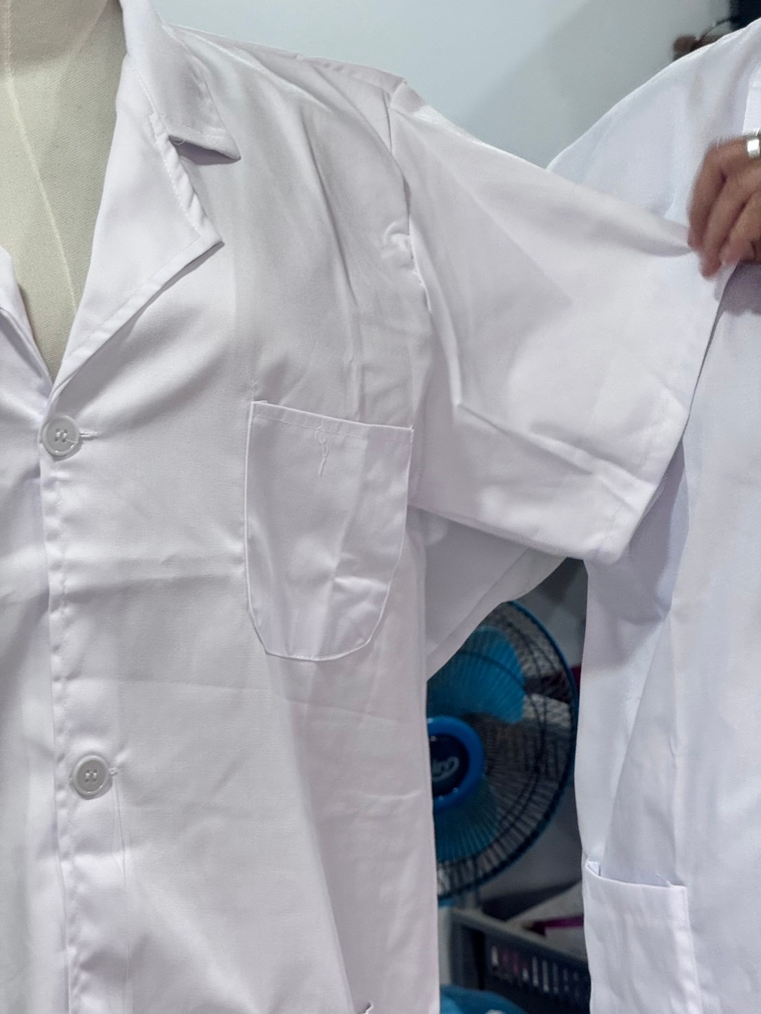 เสื้อกาวน์ เสื้อกราวน์แพทย์ หลากหลายไซส์ มีทั้งแขนยาวและแขนสั้น เครื่องแบบทำงานในห้องปฏิบัติการของโรงพยาบาล