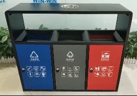 ถังขยะแยกประเภทแบบมีหลังคากันฝน เป็นถังขยะแยกขยะสำหรับ 3 ช่อง เหมาะสำหรับใช้ภายนอก