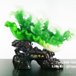 ม้าเรซิ่นสีหยก 8 ตัว บนผักกาด