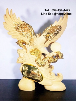 นกอินทรีย์ทอง กางปีกบนยอดไม้