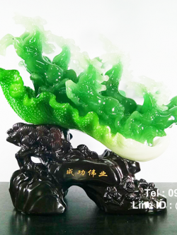 ม้าเรซิ่นสีหยก 8 ตัว บนผักกาด